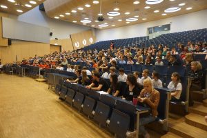 Begrüßung und Kurzvorlesung im großen Hörsaal an der Universität